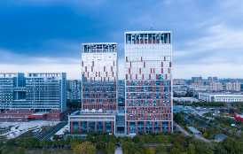 大阪世博会开幕“找回世界凝聚力”，数百人排队参观“未来人类洗澡机